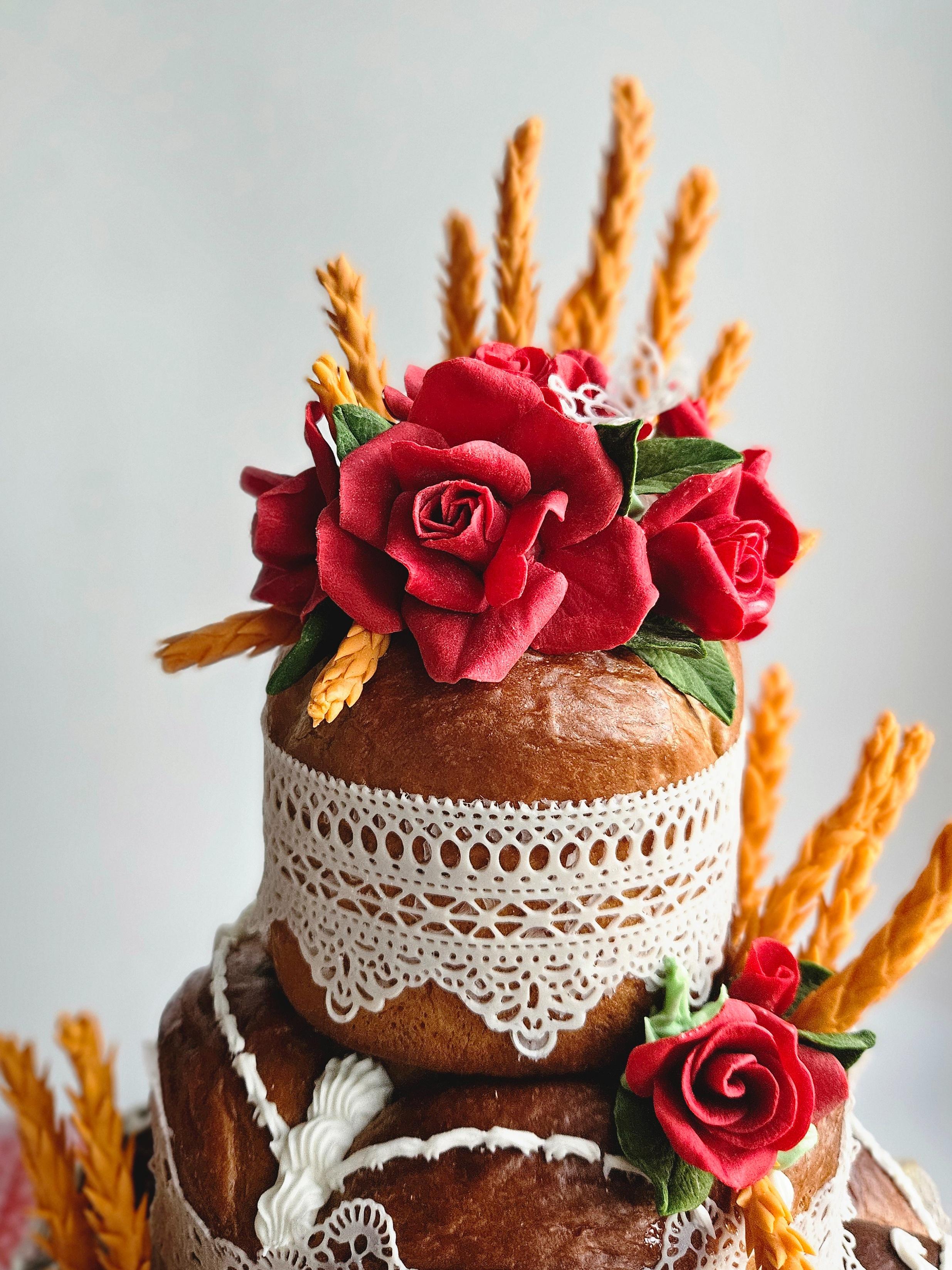 Каравай 3-ярусный с красными розами и колосками - фото3