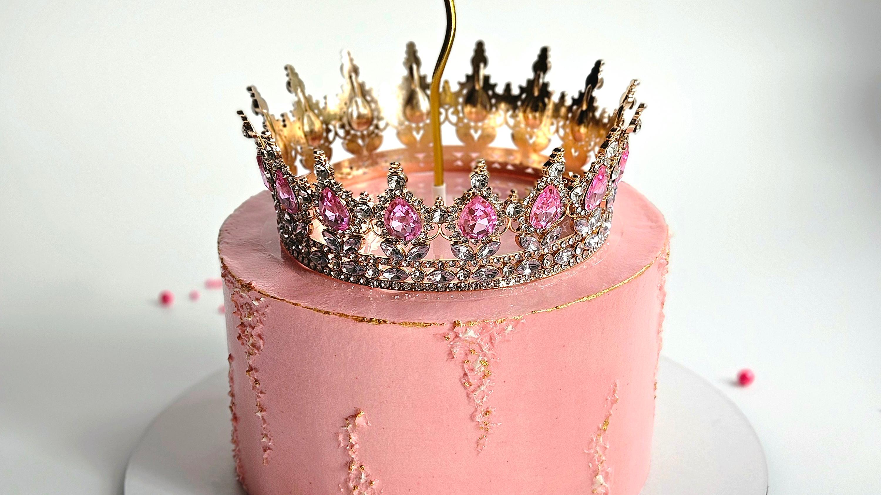 Торт с короной - горизонтальное фото