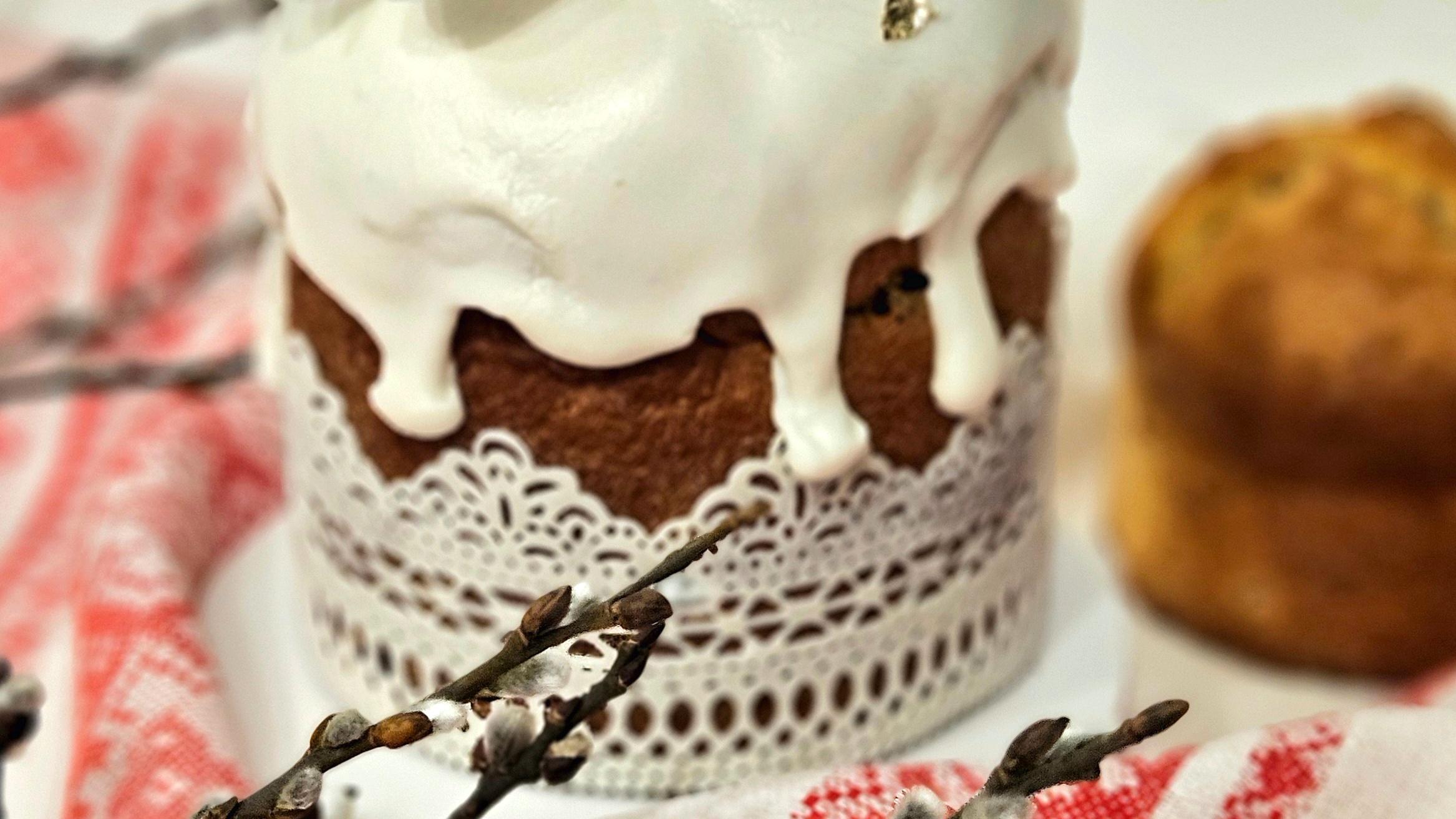 Кулич классический с бабочками - горизонтальное фото