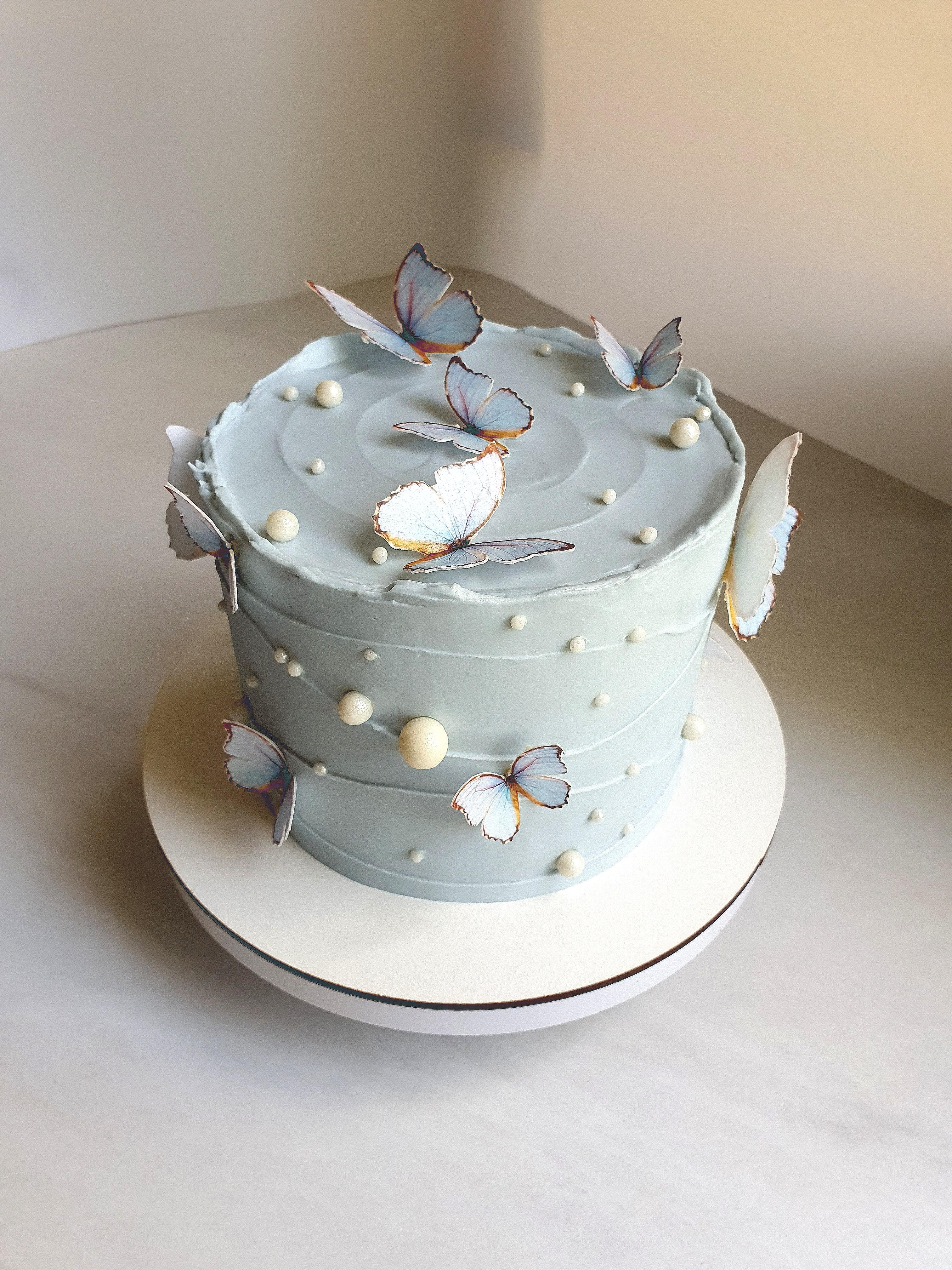 Торт с бабочками - вертикальное фото