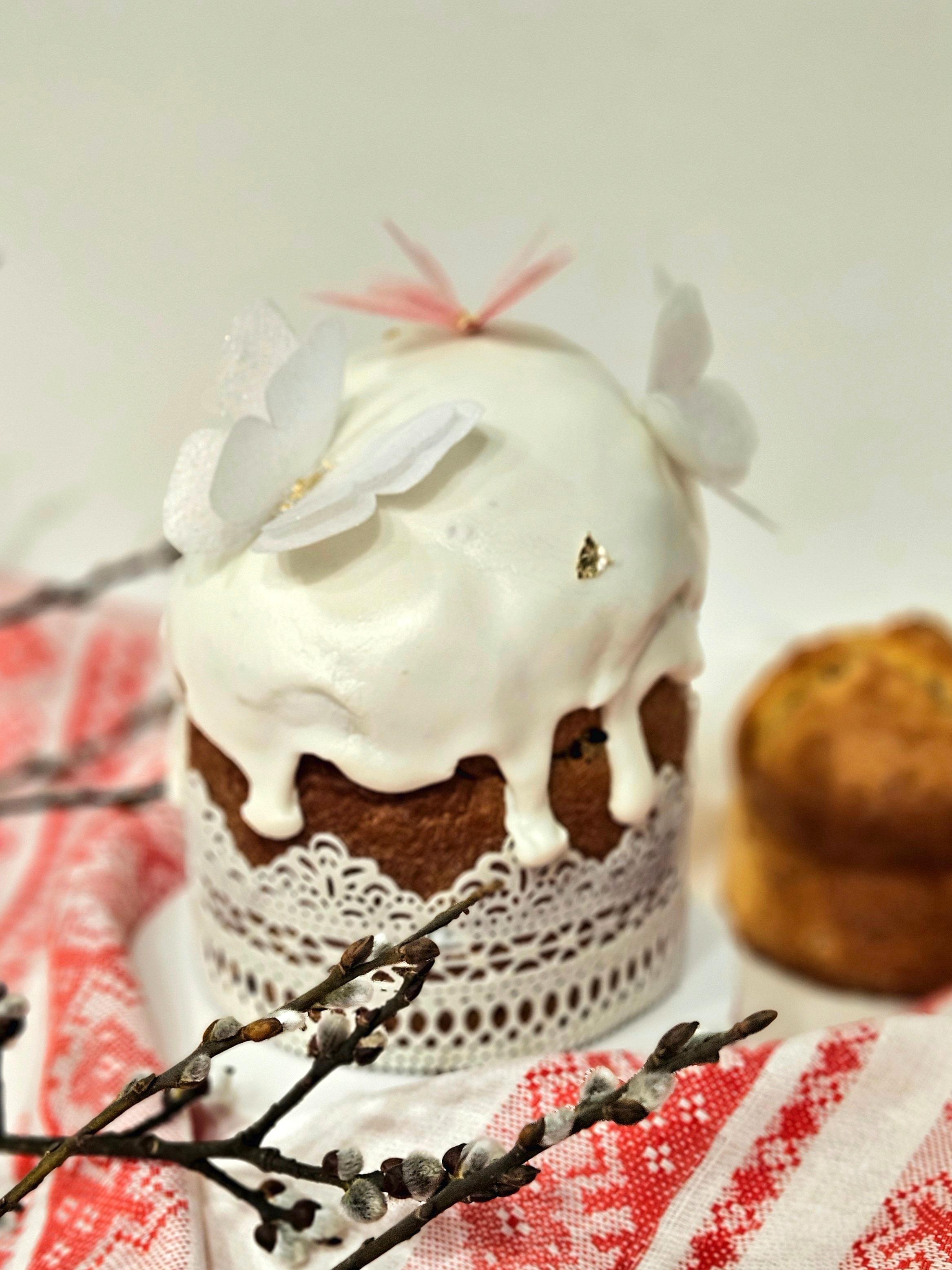 Кулич классический с бабочками - вертикальное фото